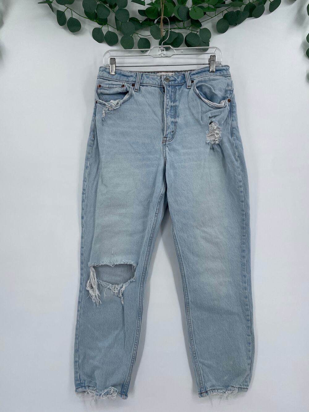 Abercrombie & Fitch The Mom High Rise Curve Love Light Wash Denim Jeans Size 30